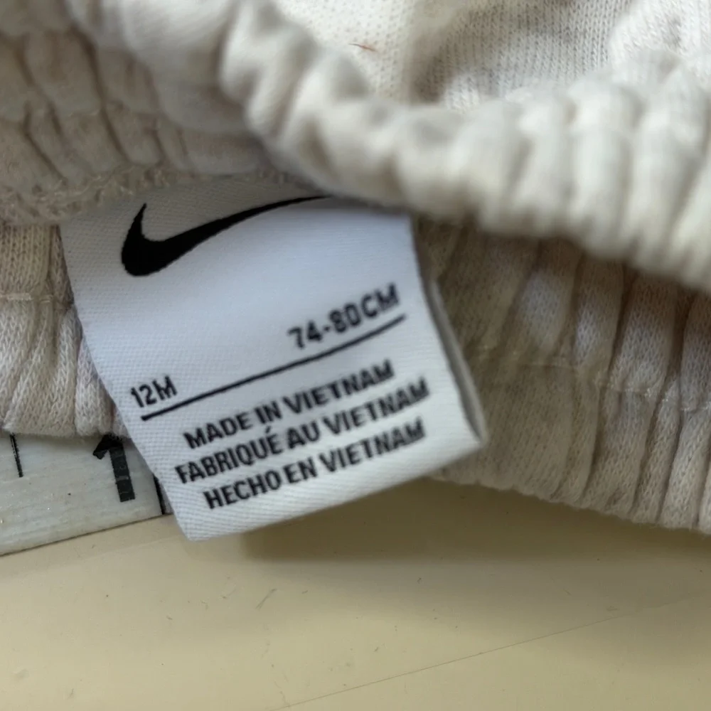 Nike Kids Light Gray Sweatpants Set - Picture 4 of 6